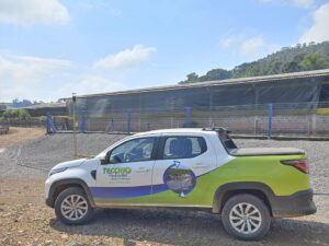 Carro da tecchio ambeintal em frente uma obra de biodigestor realizada no RS