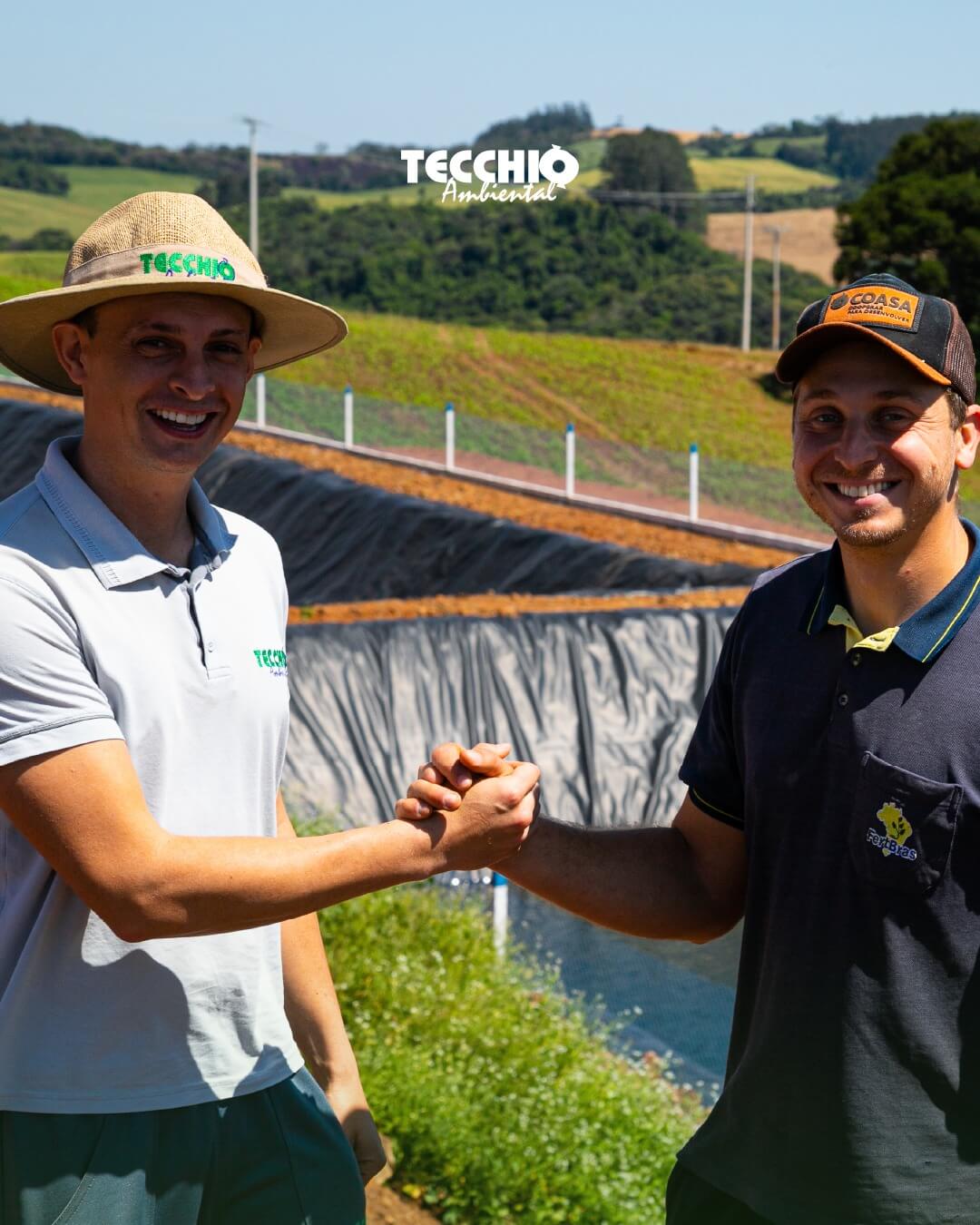 Julio Tecchio apertando a mão de um cliente na entrega de projeto. Ao fundo uma lagoa.